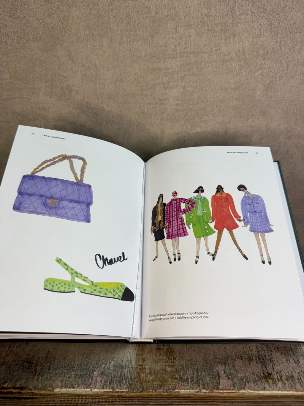 Zwart hardcover tafelboek Chanel Illustrated opengeslagen