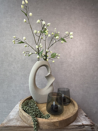 Tafel decoratie set Amara met houten dienblad, beige vaas, kunsttakken, groen en zwarte LED-waxinelichthouders.