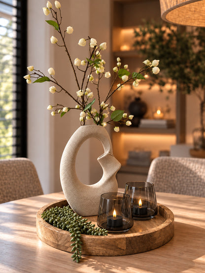 Tafel decoratie set Amara met houten dienblad, beige vaas, kunsttakken, groen en zwarte LED-waxinelichthouders.