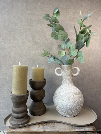 Tafel decoratie set  Rustic in beige en bruin met vaas, eucalyptus, kandelaars en beige LED-kaarsen.