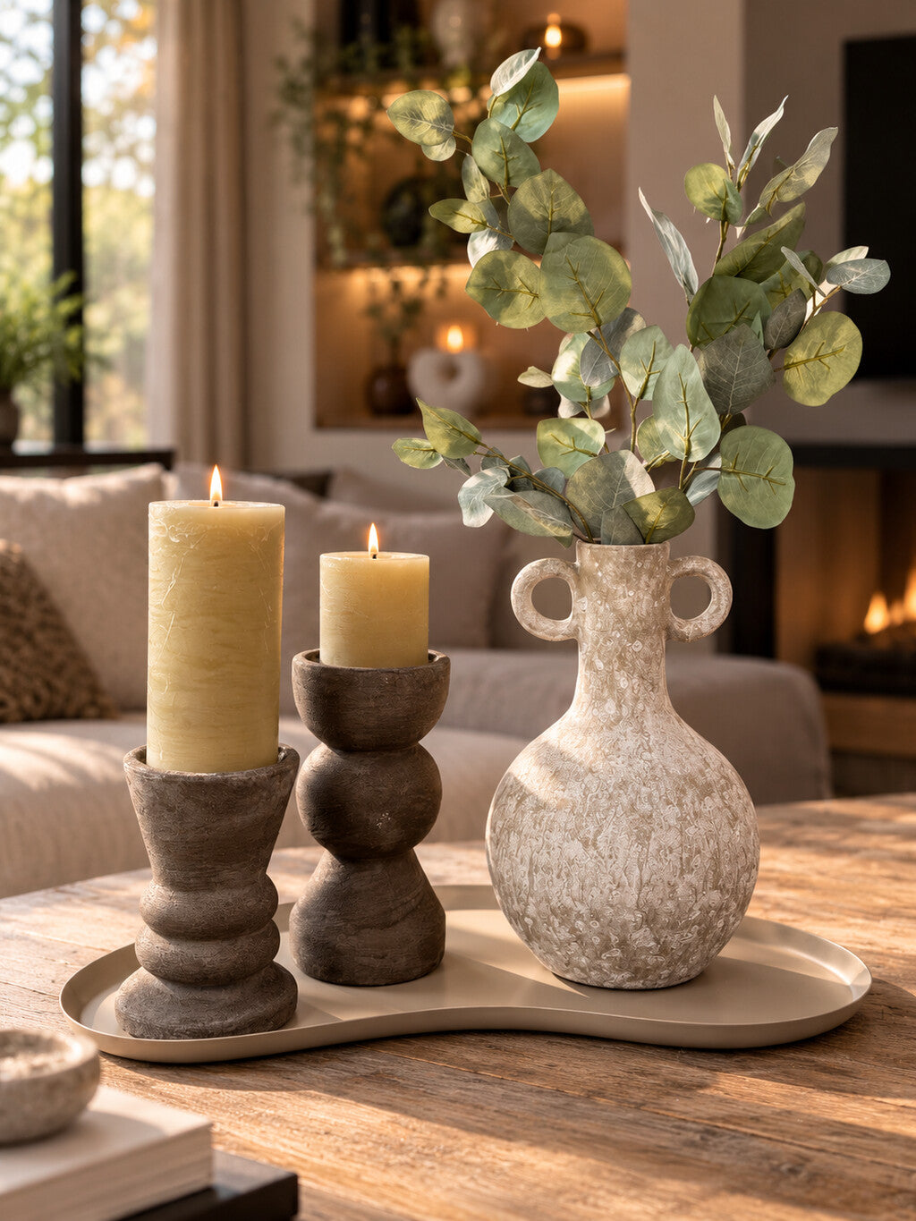 Tafel decoratie set Rustic in beige en bruin met vaas, eucalyptus, kandelaars en beige LED-kaarsen.