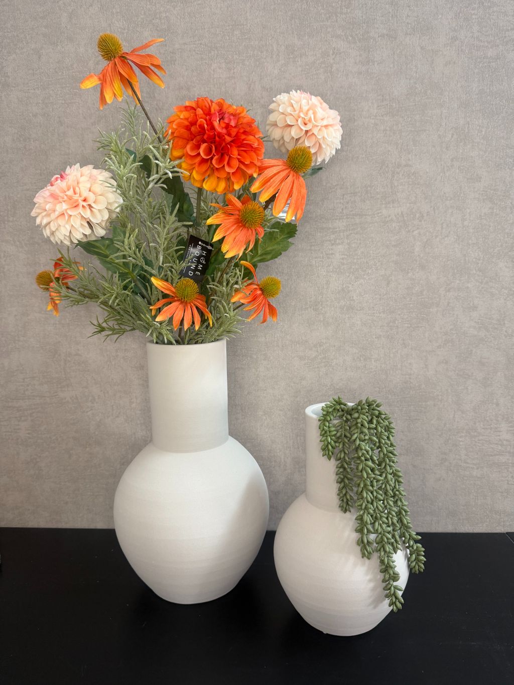 Vaas Bola met kunstbloemen en erwtenplantje