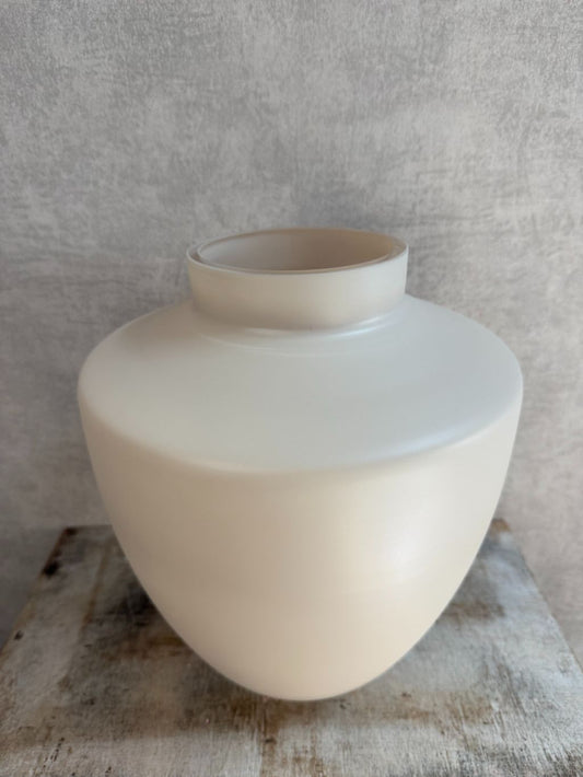 Vaas Tugela S in ivoorkleur met matte afwerking, staand op een houten ondergrond tegen een grijze wand.