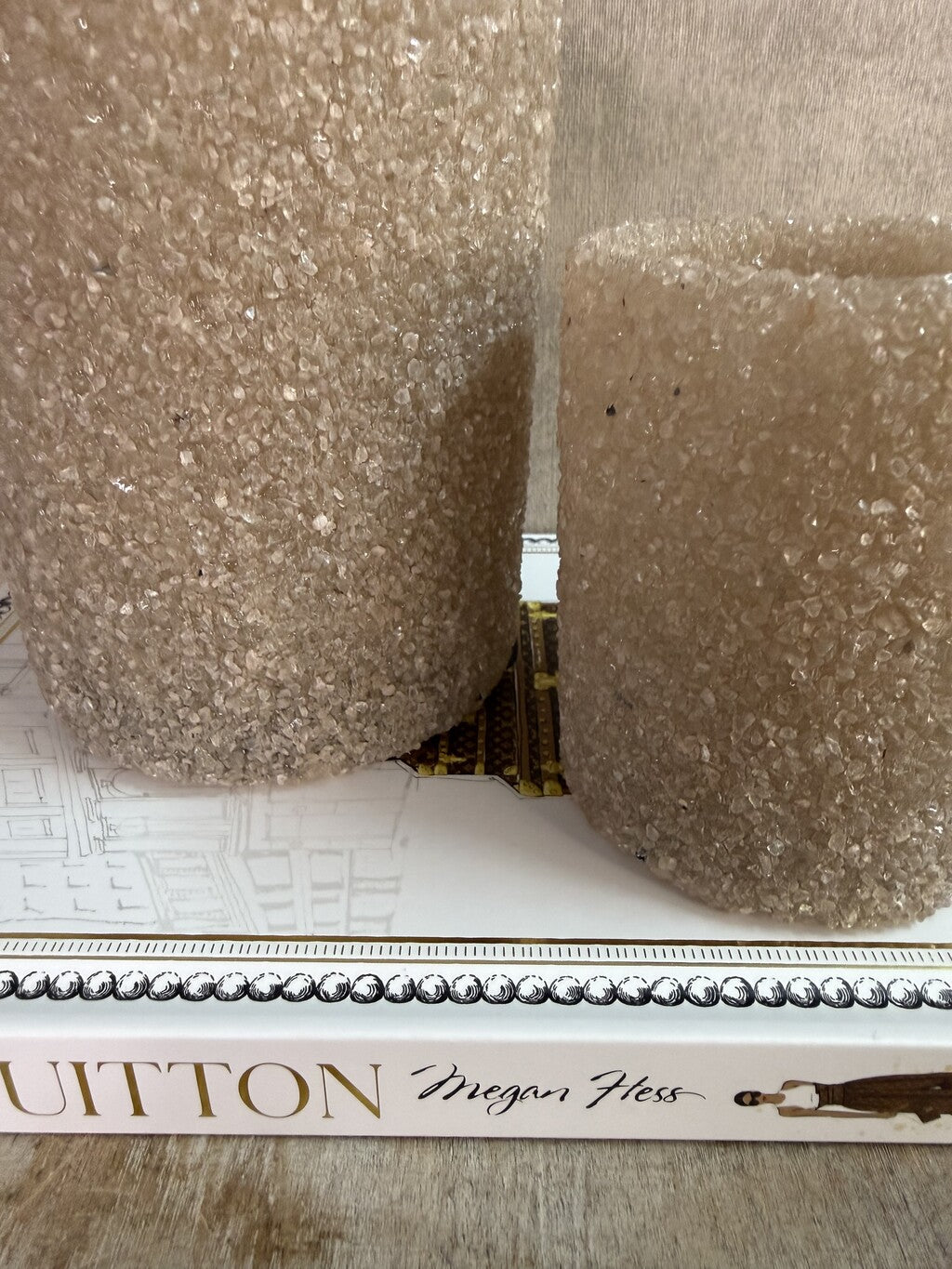 Vakkenkast decoratie set Louis met twee glinsterende led waxinelichtjes op een decoratief boek.