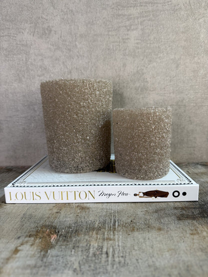 Vakkenkast decoratie set Louis met twee glinsterende led waxinelichtjes op een decoratief boek.