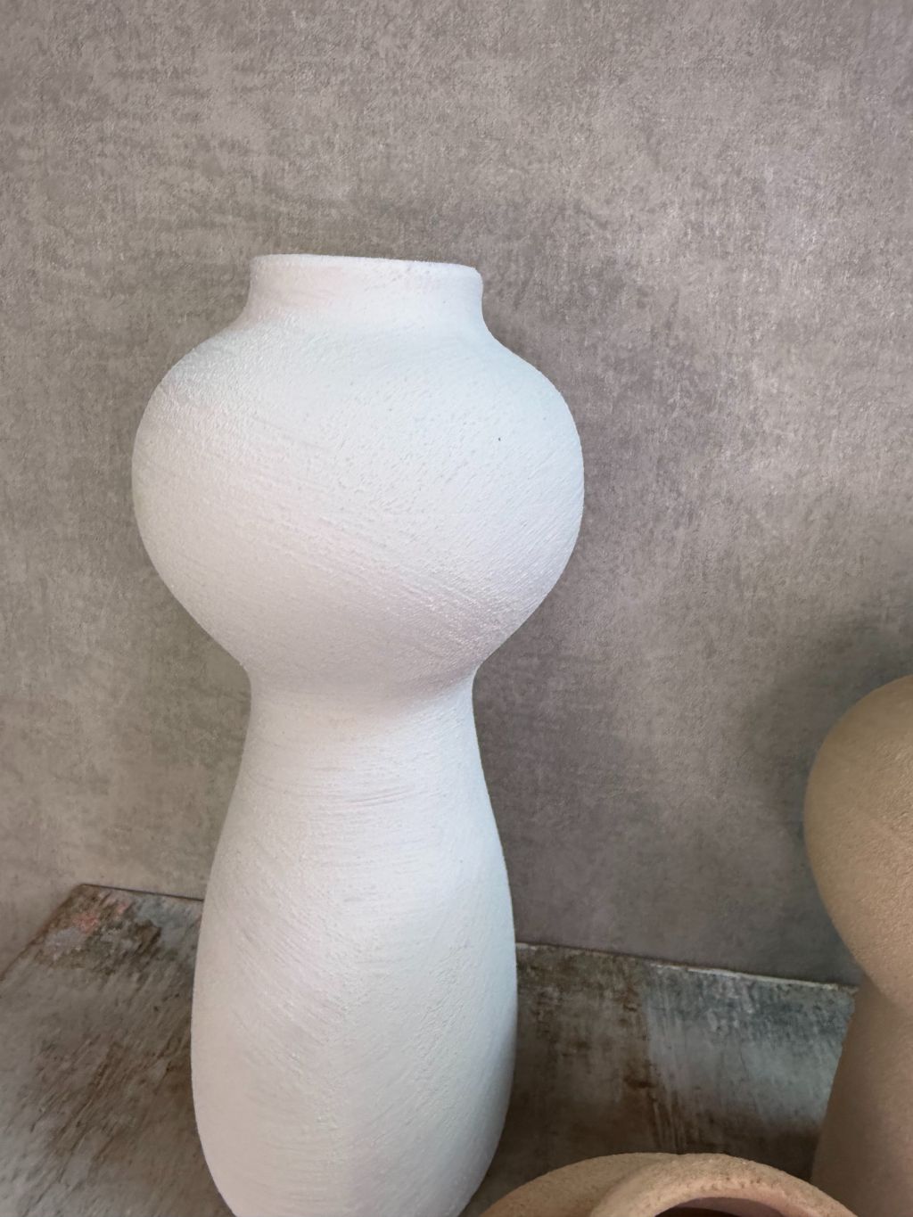 Set van drie keramieken vazen in wit, beige en bruin