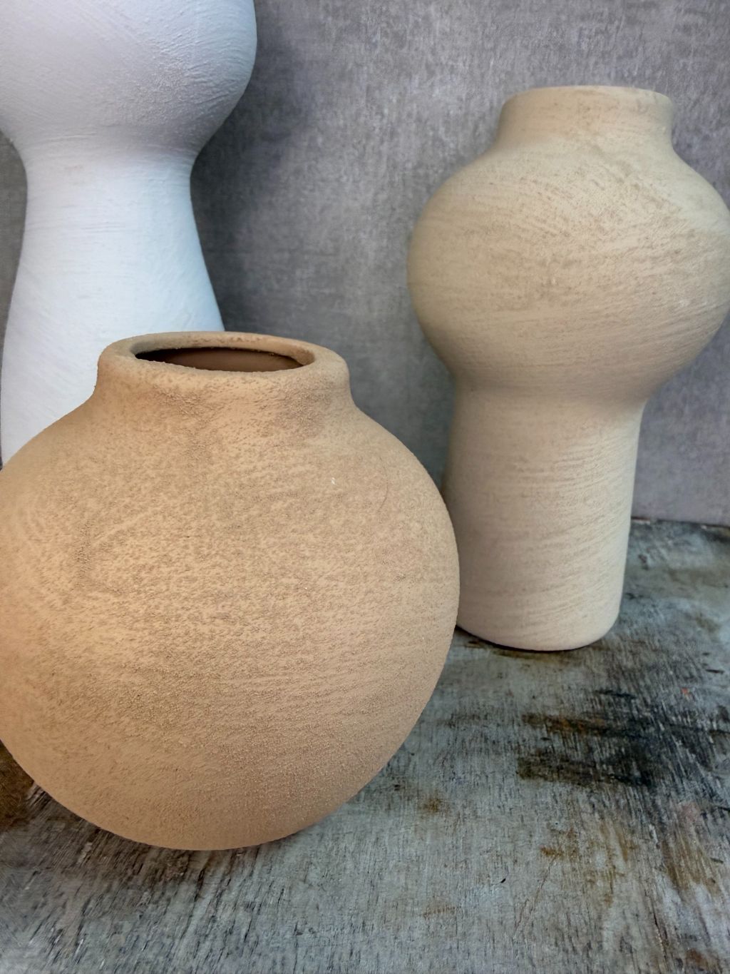 Set van drie keramieken vazen in wit, beige en bruin