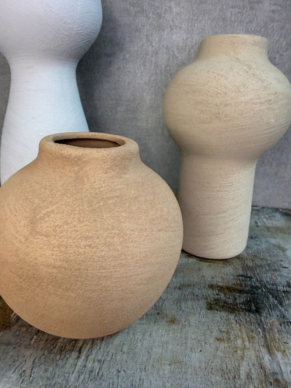 Set van drie keramieken vazen in wit, beige en bruin
