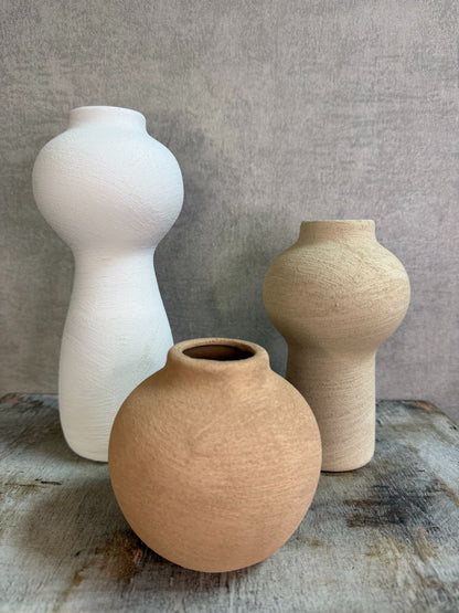 Set van drie keramieken vazen in wit, beige en bruin
