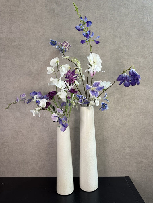 Vensterbank decoratie set Gwen met twee witte keramieken vazen en bloemen in wit, paars en blauw.