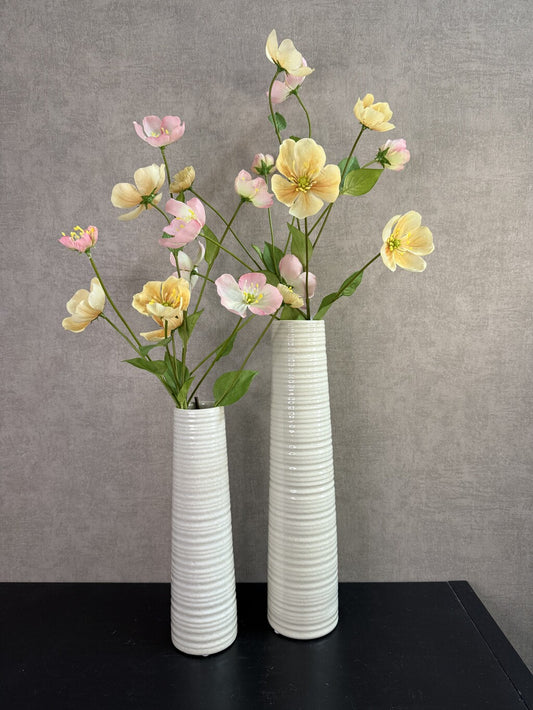 Vensterbank set Mell met twee witte vazen en bloemen in crème, roze en geel.