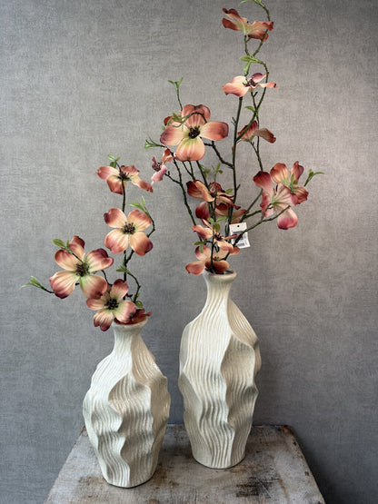 Vensterbank decoratie set Waves met twee beige keramieken vazen en bruine kunstbloemen.
