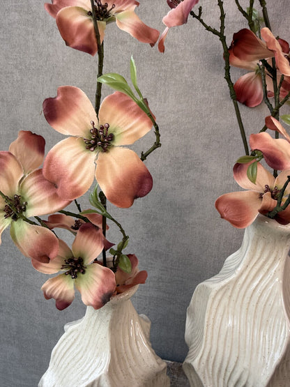 Vensterbank decoratie set Waves met twee beige keramieken vazen en bruine kunstbloemen.