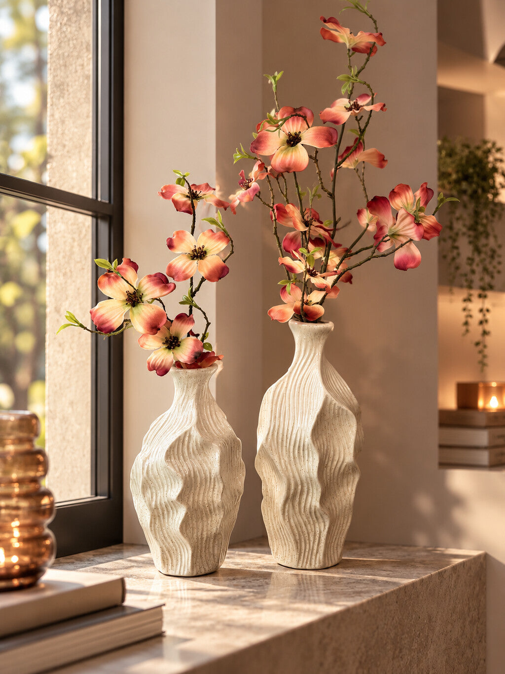 Vensterbank decoratie set Waves met twee beige keramieken vazen en bruine kunstbloemen.