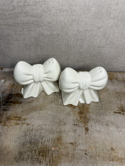 Crème keramieken zout en peper set Bows in de vorm van strikken van HomeBound by Ky.