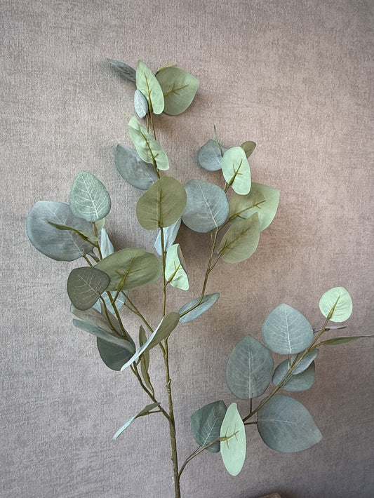 Kunsttak Eucalyptus 95 cm groen van HomeBound by KY met realistische ronde bladeren.