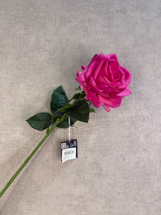 Fuchsia roze kunstroos met volle bloem en groene bladeren tegen een neutrale achtergrond.