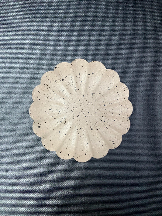 schaaltje sand met zwarte stippen