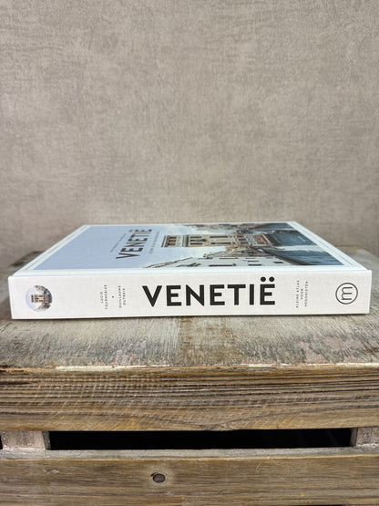 Tafelboek Venetië Kleine Atlas voor Hedonisten met hardcover en foto van de kanalen van Venetië.